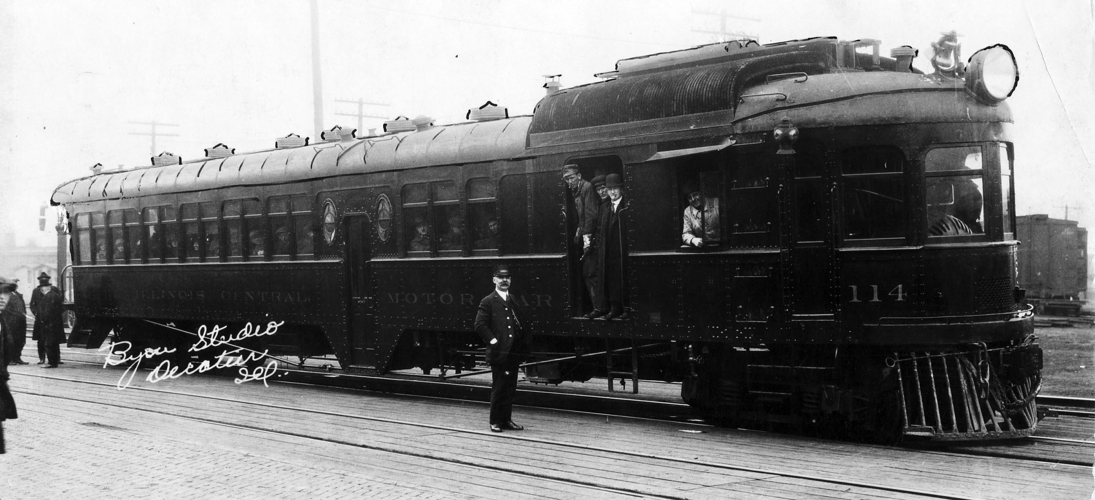Illinois Central electric train 1922.jpg